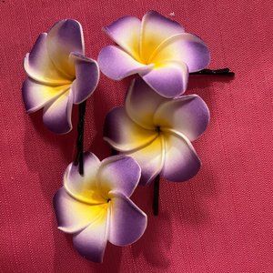 Fleurs mauve Hawaien pour cheveux avec pince à cheveux.